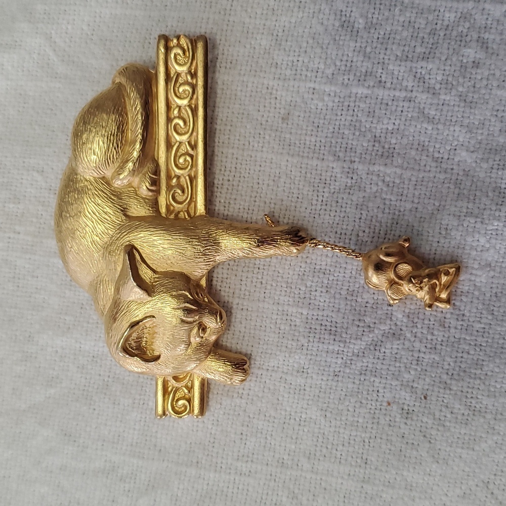 Vintage JJ Cat And Mouse Gold Tone Brooch
